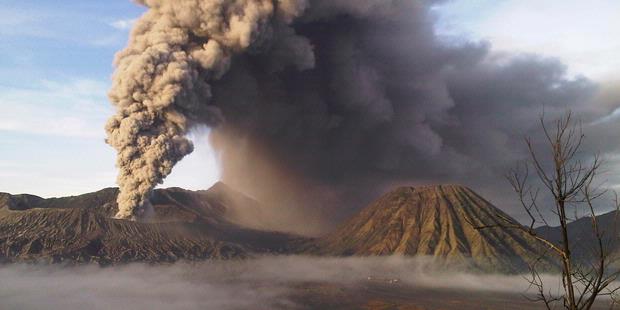 letusan gunung berapi sumber : www.yoshiwafa.com