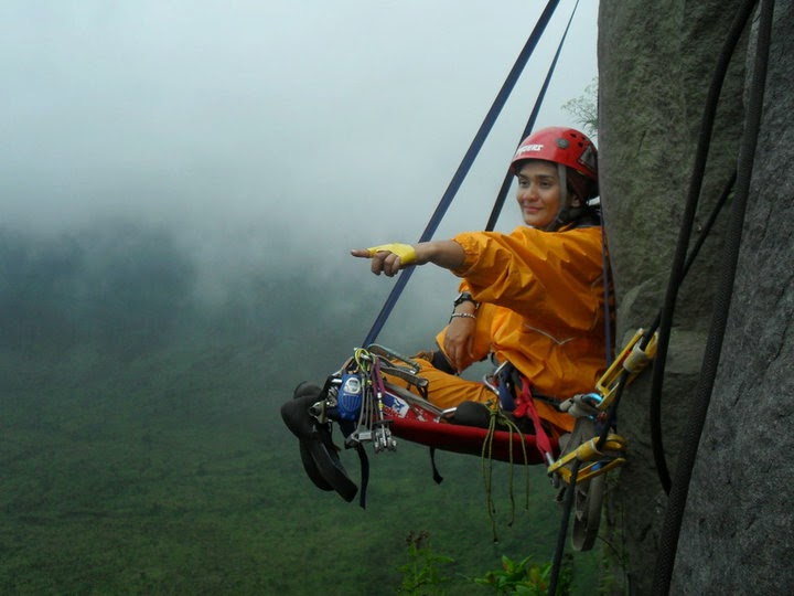 gambar gunung - pendaki wanita