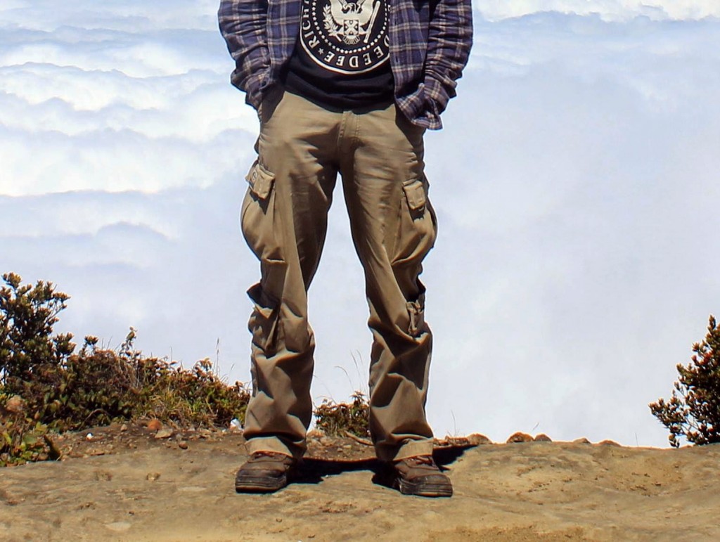 gambar gunung - celana dan kaos kaki mendaki